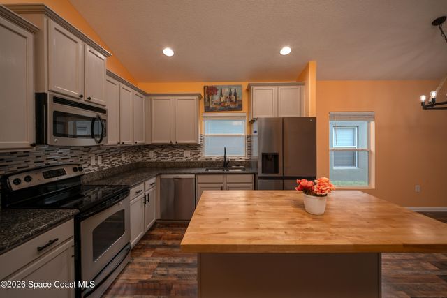 320 Wishing Well Circle SW, Palm Bay, FL 32908