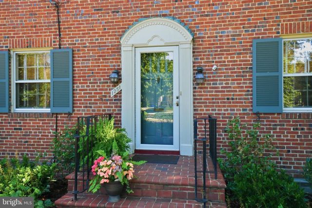 1251 S OAKCREST RD, Arlington, VA 22202