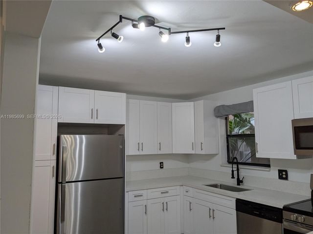 601 Ives Dairy Rd 103-8, Miami, FL 33179