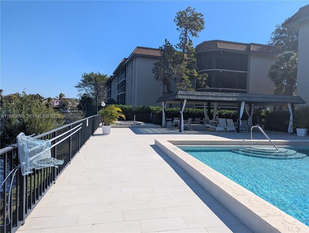 601 Ives Dairy Rd 103-8, Miami, FL 33179