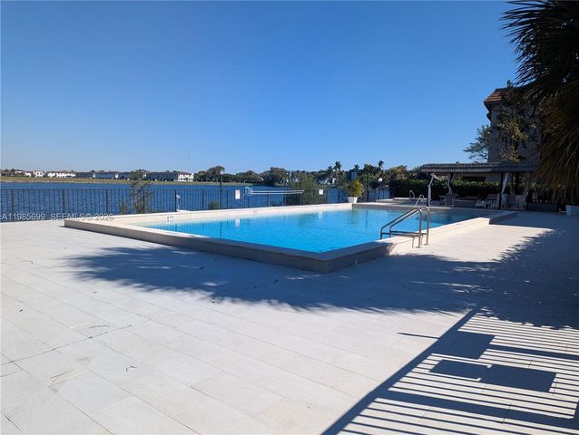 601 Ives Dairy Rd 103-8, Miami, FL 33179