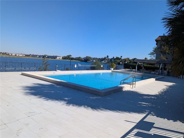 601 Ives Dairy Rd 103-8, Miami, FL 33179