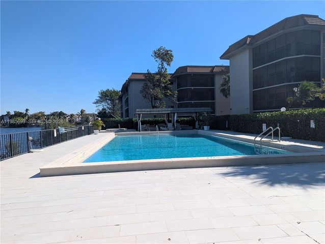 601 Ives Dairy Rd 103-8, Miami, FL 33179