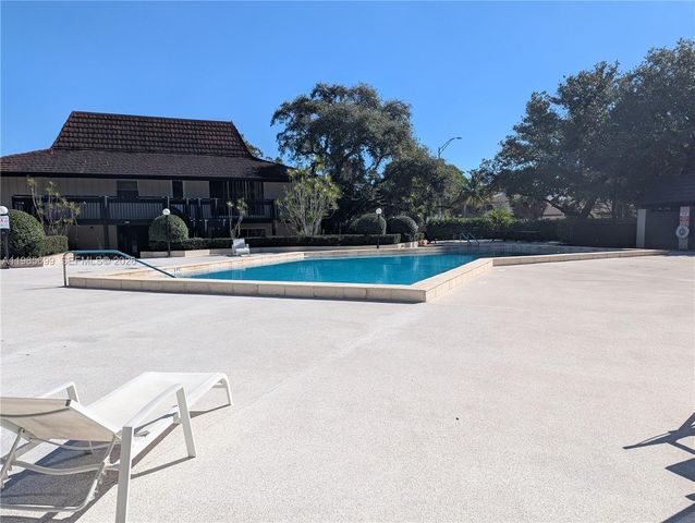 601 Ives Dairy Rd 103-8, Miami, FL 33179