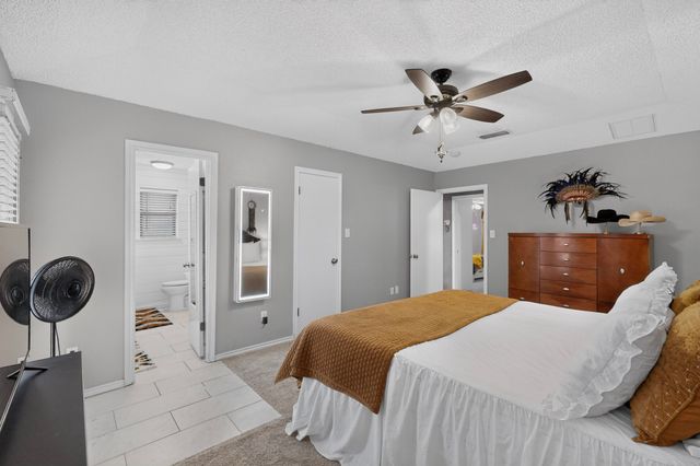 2060 Trailwood Drive W, Burleson, TX 76028