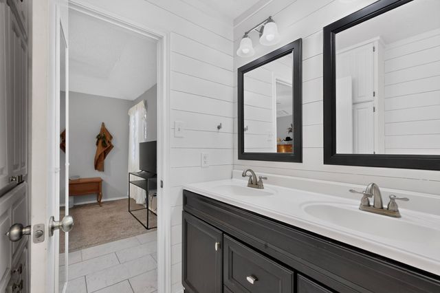 2060 Trailwood Drive W, Burleson, TX 76028