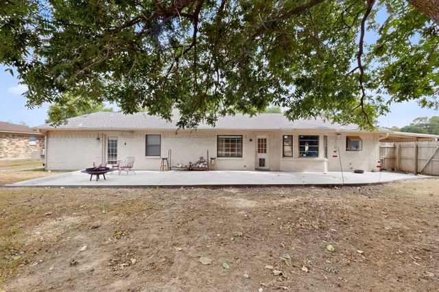 2060 Trailwood Drive W, Burleson, TX 76028