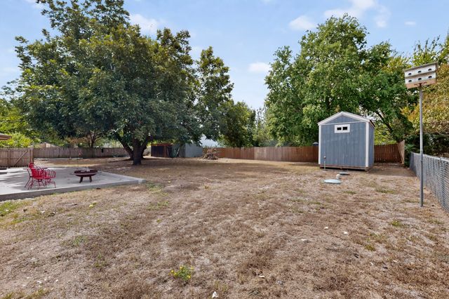 2060 Trailwood Drive W, Burleson, TX 76028