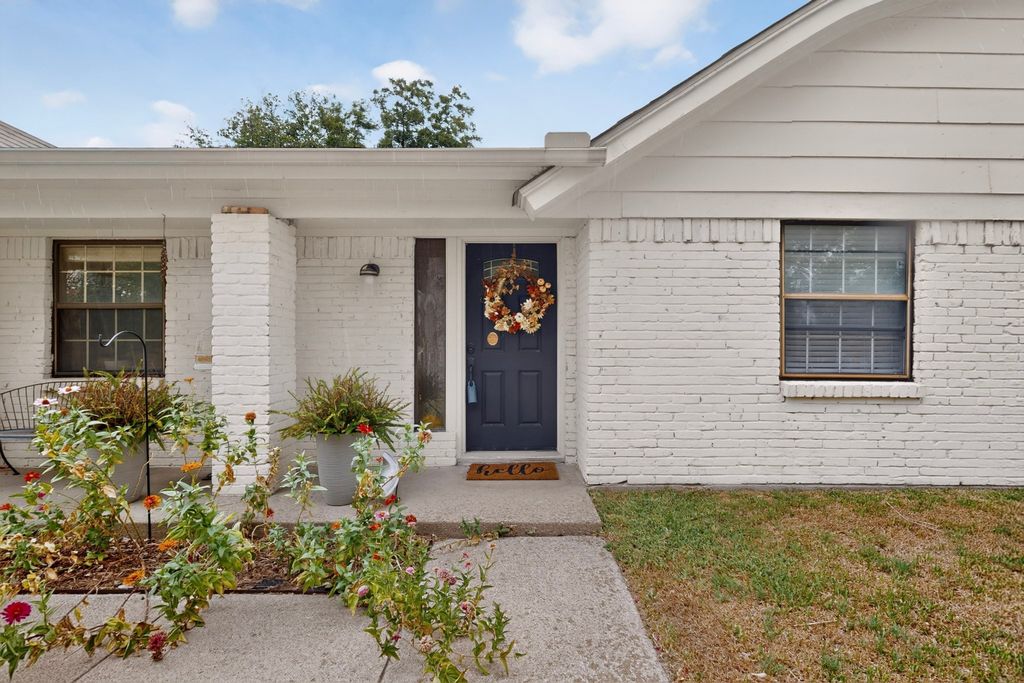 2060 Trailwood Drive W, Burleson, TX 76028