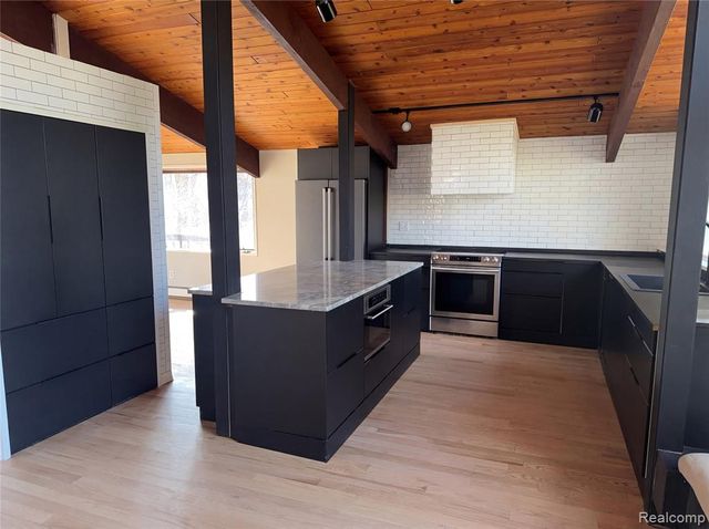 4442 Rolling Pine Drive, West Bloomfield, MI 48323