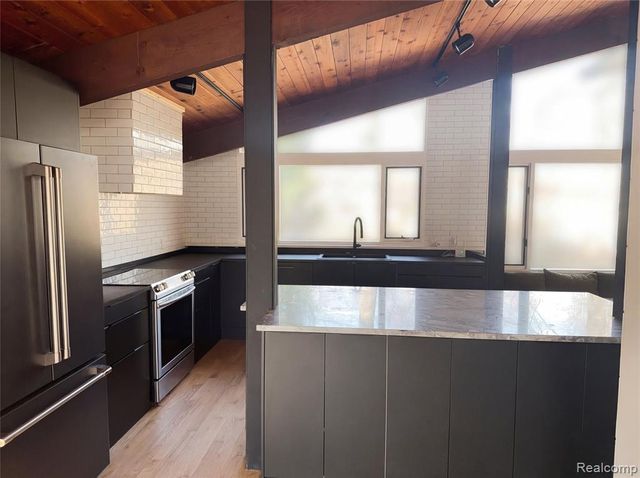 4442 Rolling Pine Drive, West Bloomfield, MI 48323