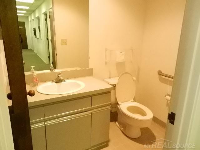 25779 Kelly Road, Roseville, MI 48066