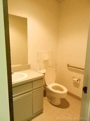 25779 Kelly Road, Roseville, MI 48066