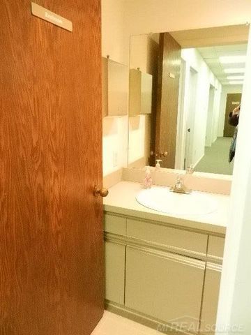 25779 Kelly Road, Roseville, MI 48066