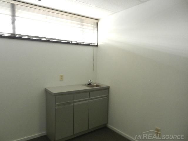 25779 Kelly Road, Roseville, MI 48066