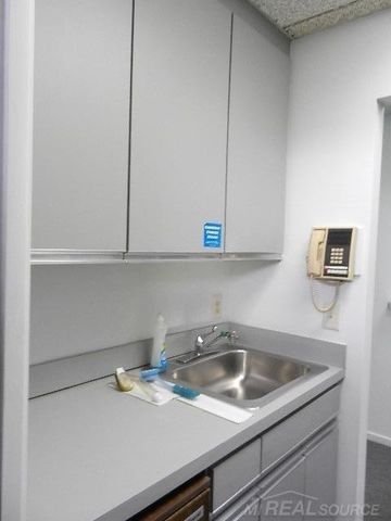 25779 Kelly Road, Roseville, MI 48066