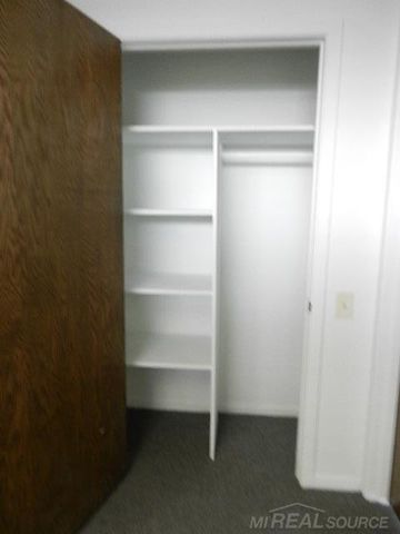 25779 Kelly Road, Roseville, MI 48066