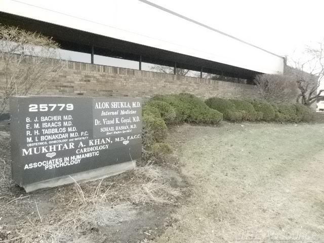 25779 Kelly Road, Roseville, MI 48066