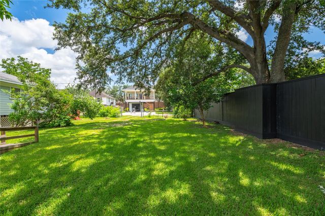 1912 E Winn Street, Kemah, TX 77565