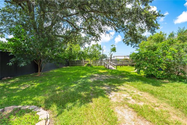 1912 E Winn Street, Kemah, TX 77565