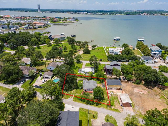 1912 E Winn Street, Kemah, TX 77565