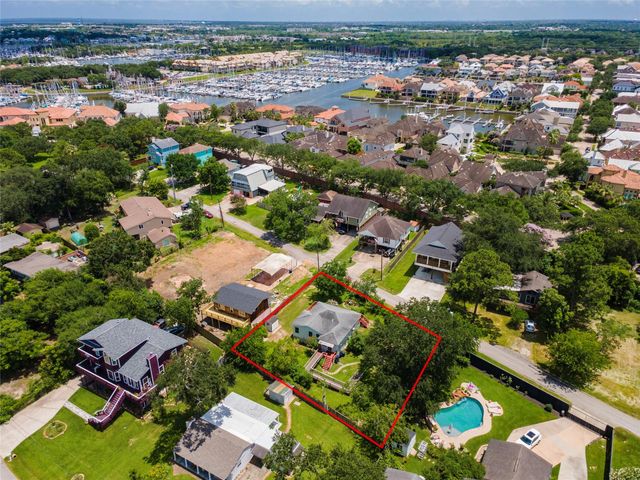 1912 E Winn Street, Kemah, TX 77565