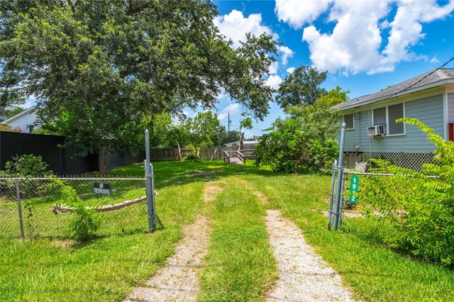 1912 E Winn Street, Kemah, TX 77565
