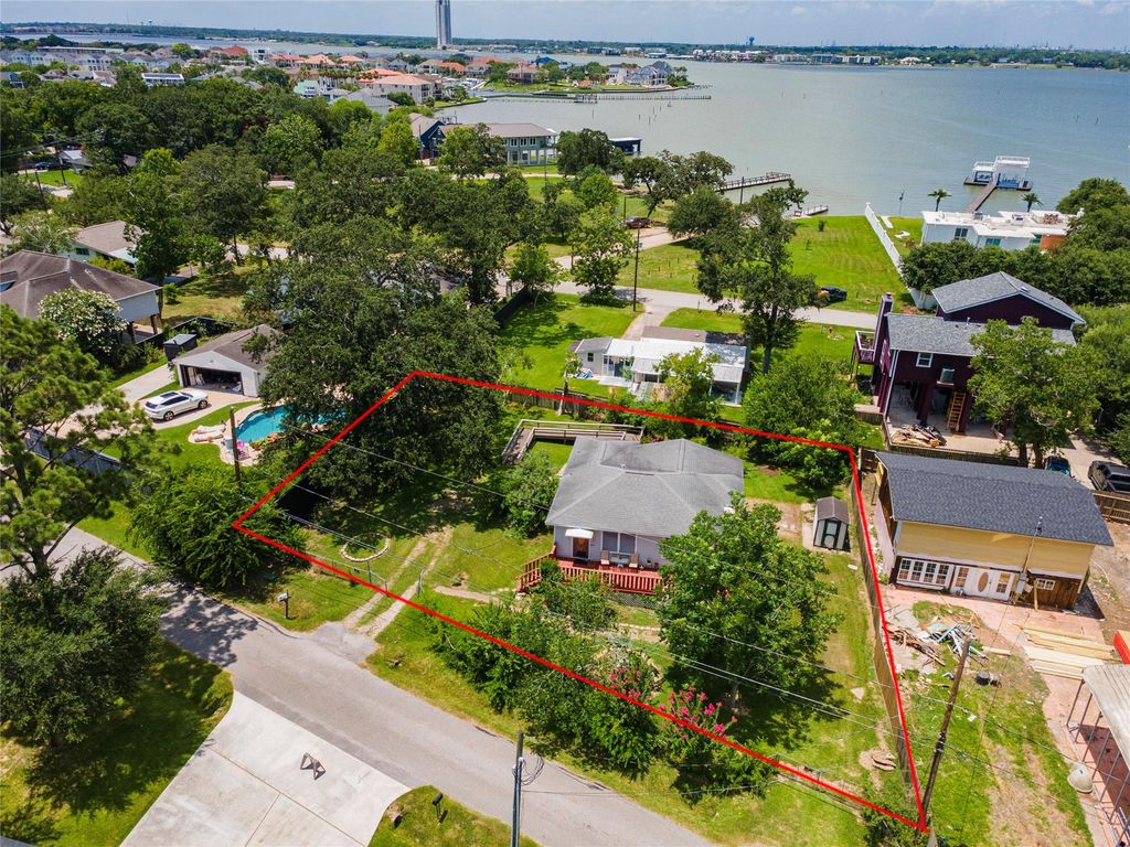 1912 E Winn Street, Kemah, TX 77565