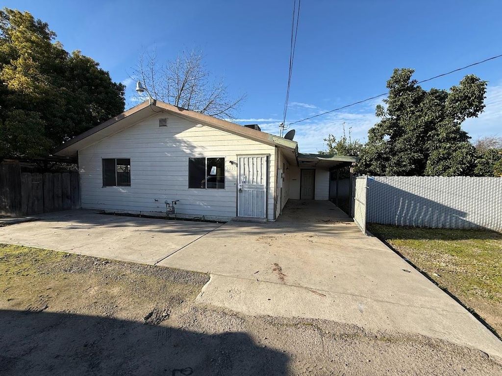Image 6 of property listing at 2227 13th St, Reedley, CA 93618