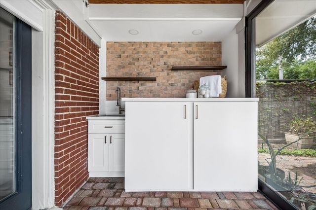 1706 W Main Street, Houston, TX 77098