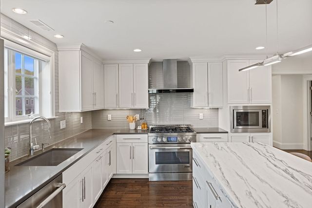 29 Woodmere Dr 29, Milton, MA 02186
