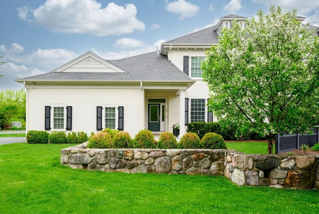 29 Woodmere Dr 29, Milton, MA 02186
