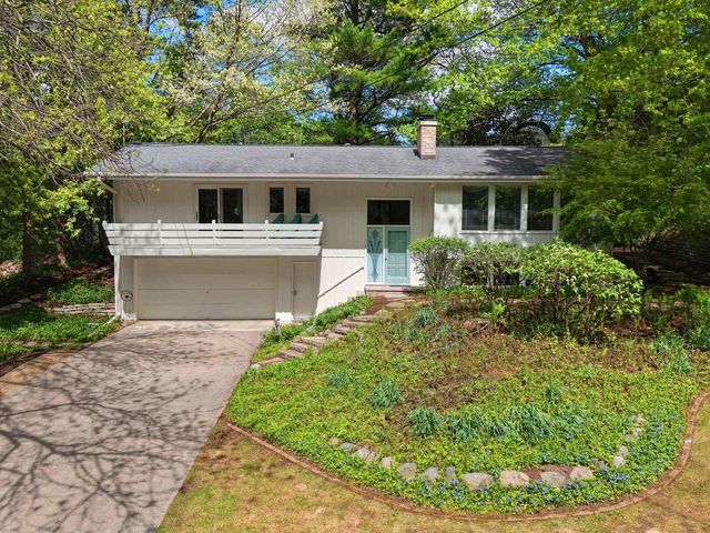 115 LITTLE SWISS PLACE, Green Bay, WI 54302