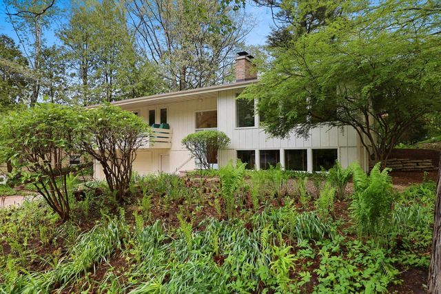 115 LITTLE SWISS PLACE, Green Bay, WI 54302