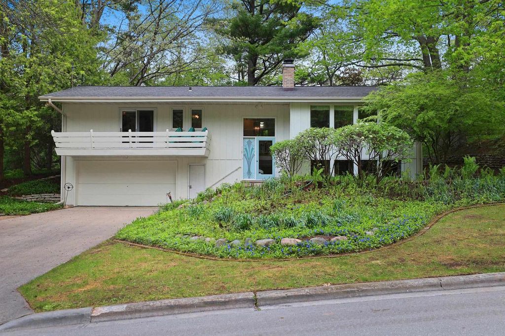 115 LITTLE SWISS PLACE, Green Bay, WI 54302