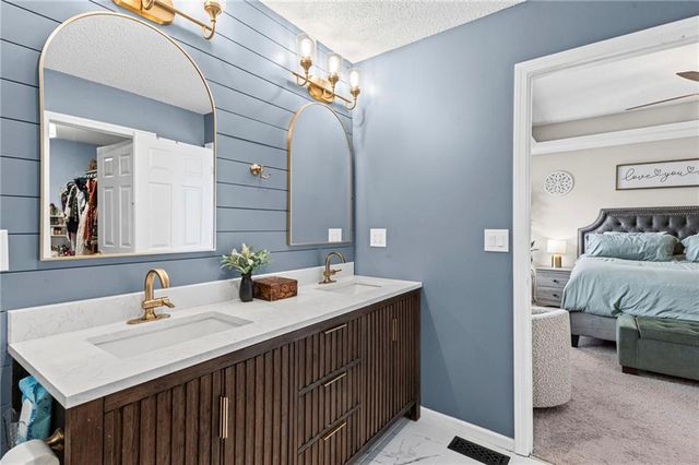 702 NW Eagle Drive, Grain Valley, MO 64029