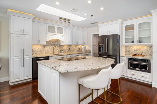 2195 HARBOURSIDE DRIVE 404, Longboat Key, FL 34228