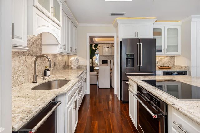 2195 HARBOURSIDE DRIVE 404, Longboat Key, FL 34228