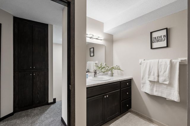 1940 Dupont Avenue S, Minneapolis, MN 55403