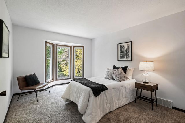 1940 Dupont Avenue S, Minneapolis, MN 55403