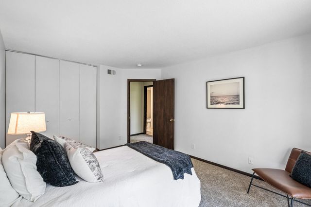 1940 Dupont Avenue S, Minneapolis, MN 55403