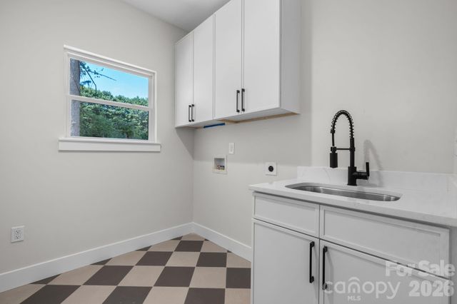 718 W 1st Street, Newton, NC 28658