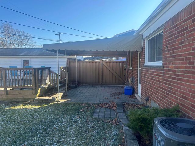 29824 Manhattan Street, St Clair Shores, MI 48082