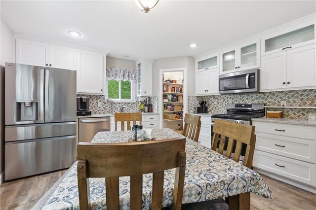 212 SE Cromwell Road, Blue Springs, MO 64014