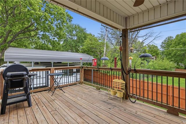 212 SE Cromwell Road, Blue Springs, MO 64014
