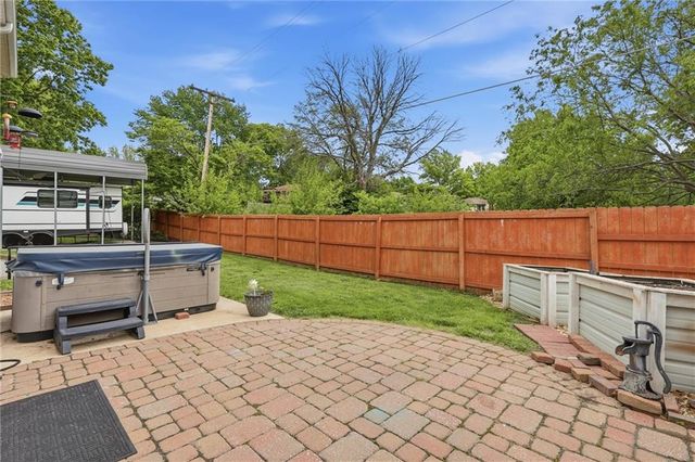 212 SE Cromwell Road, Blue Springs, MO 64014