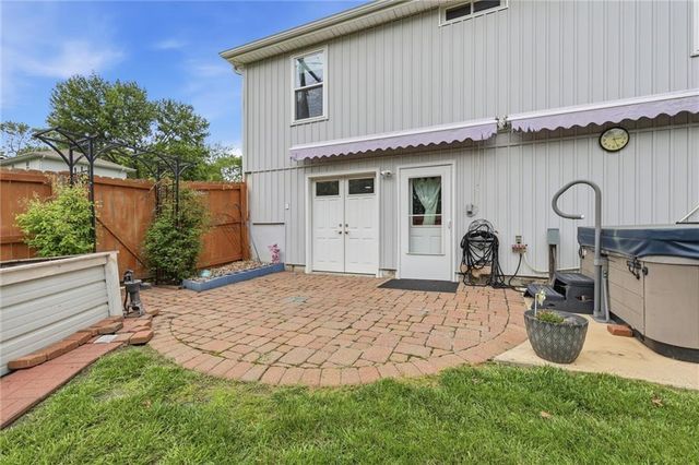 212 SE Cromwell Road, Blue Springs, MO 64014