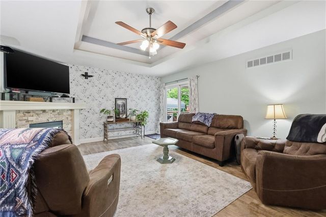 212 SE Cromwell Road, Blue Springs, MO 64014