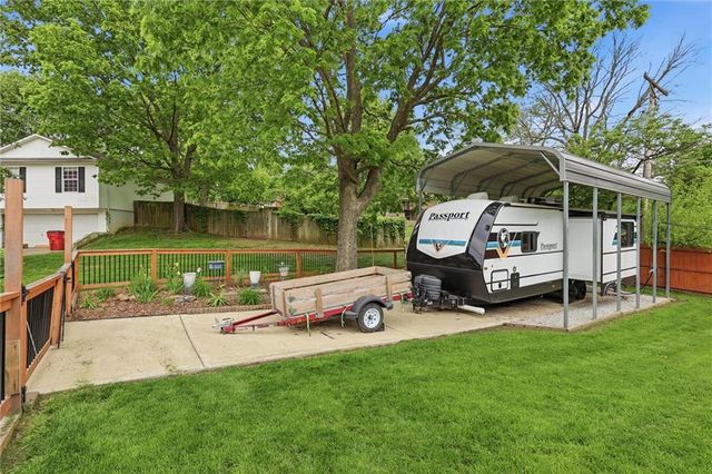 212 SE Cromwell Road, Blue Springs, MO 64014
