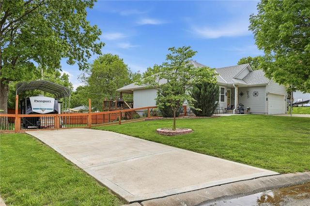 212 SE Cromwell Road, Blue Springs, MO 64014